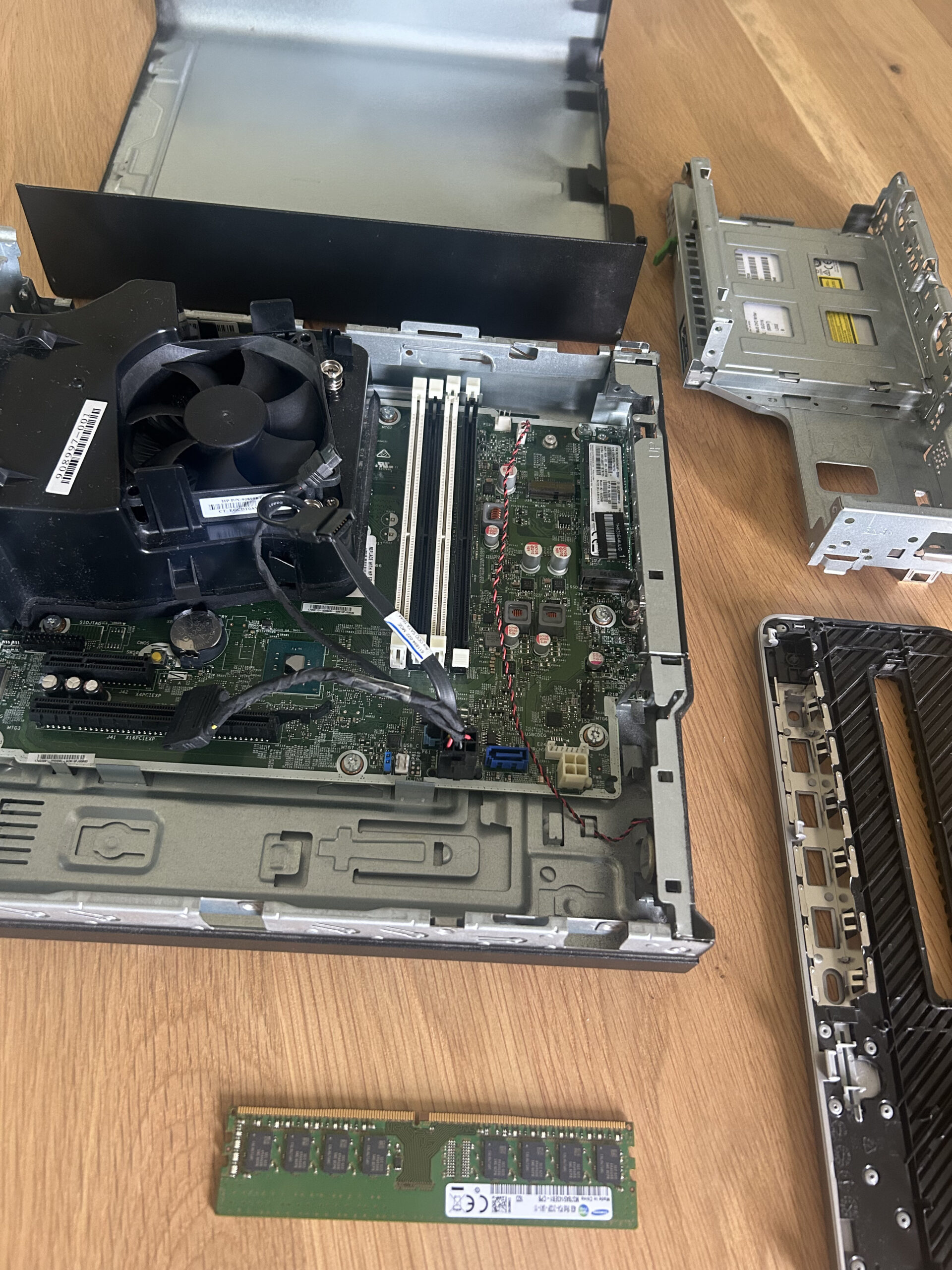 Jesse die een computer uit elkaar heeft gehaald