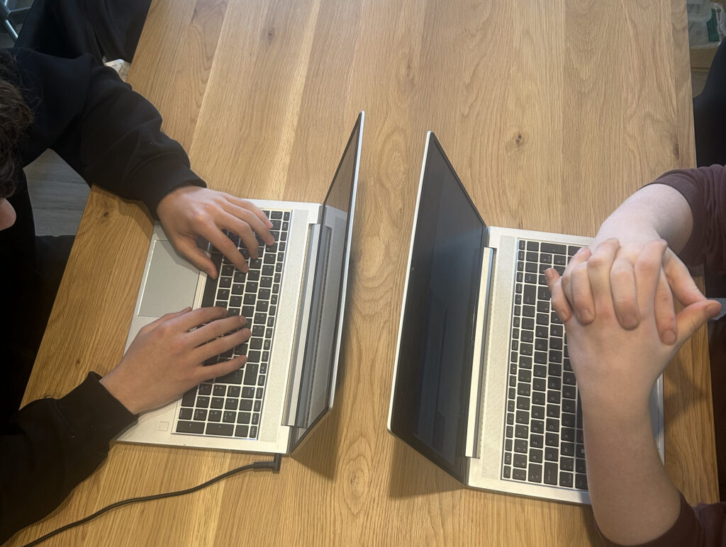 Stagiairs die bij elkaar met de laptop zitten